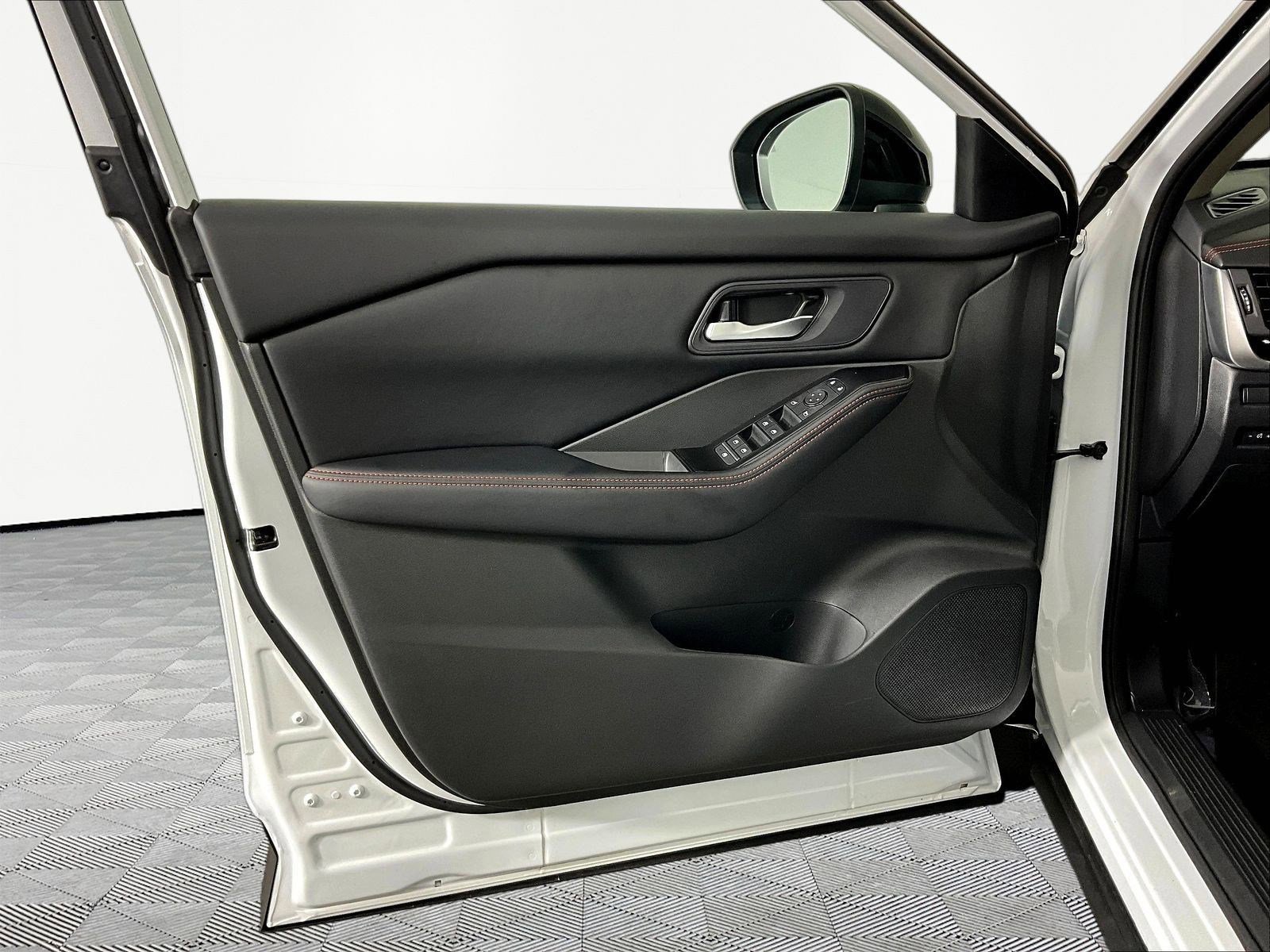 Certified 2025 Nissan Rogue SV AWD/4WD image 20