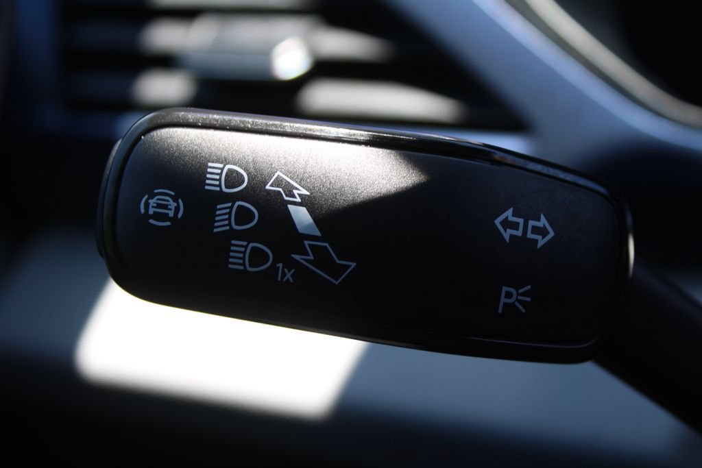 Used 2023 Volkswagen Taos SE w/ Panoramic Sunroof Package FWD image 29