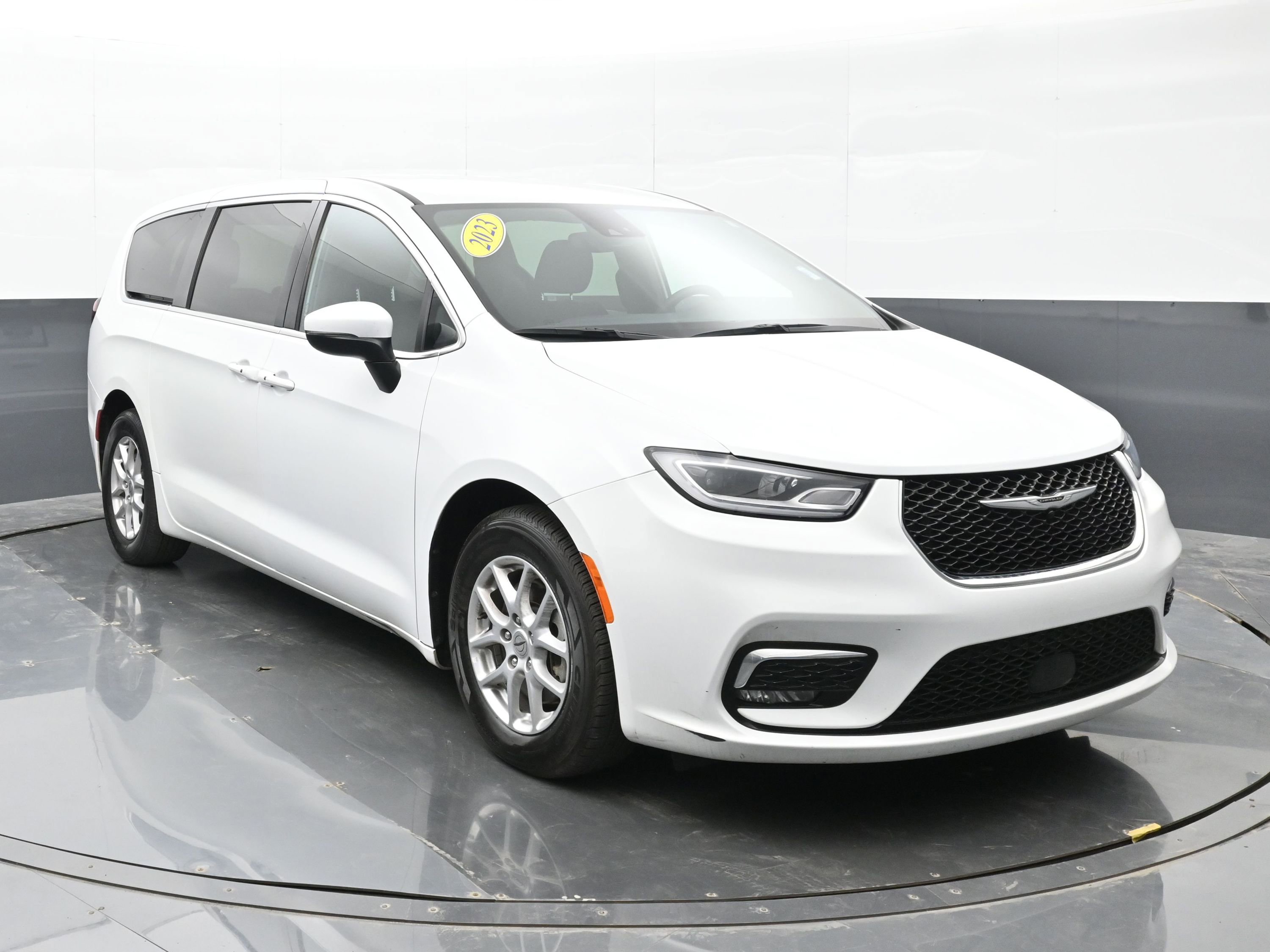 Used 2023 Chrysler Pacifica Touring FWD image 6
