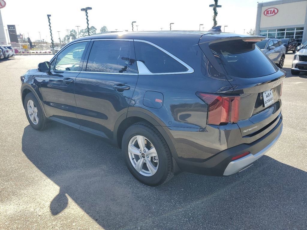 Used 2025 Kia Sorento LX FWD image 3