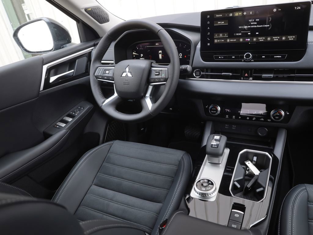 New 2025 Mitsubishi Outlander SE image 19