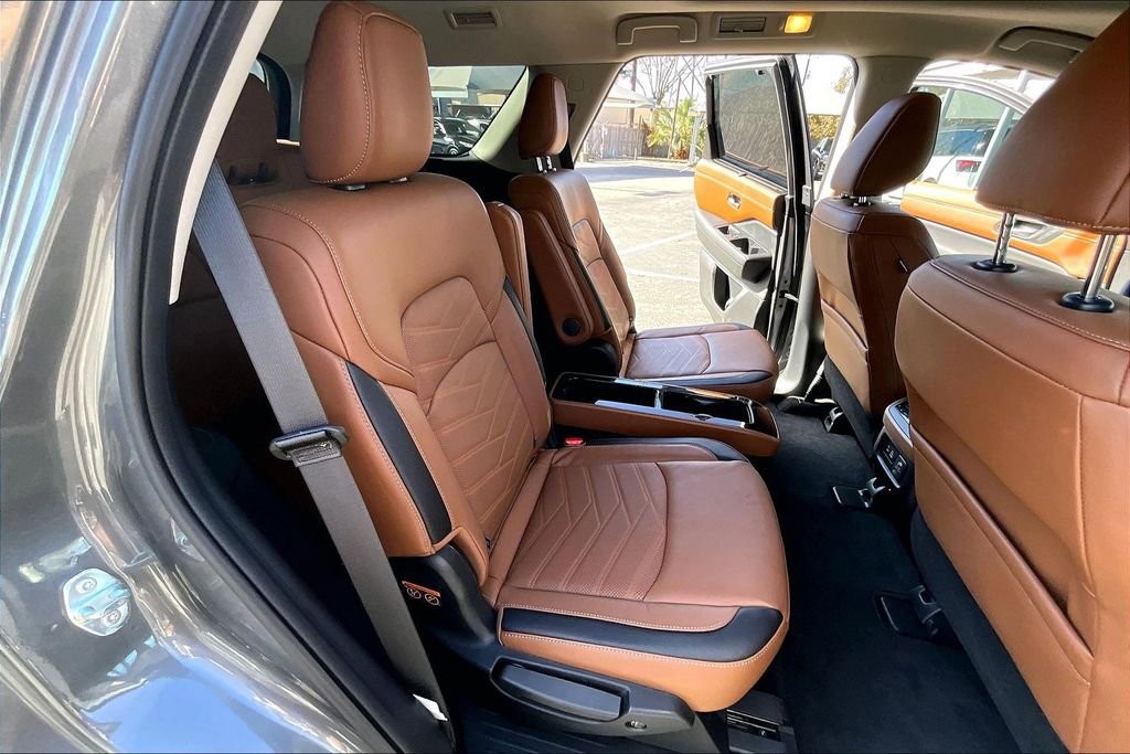 Used 2025 Nissan Pathfinder Platinum image 39