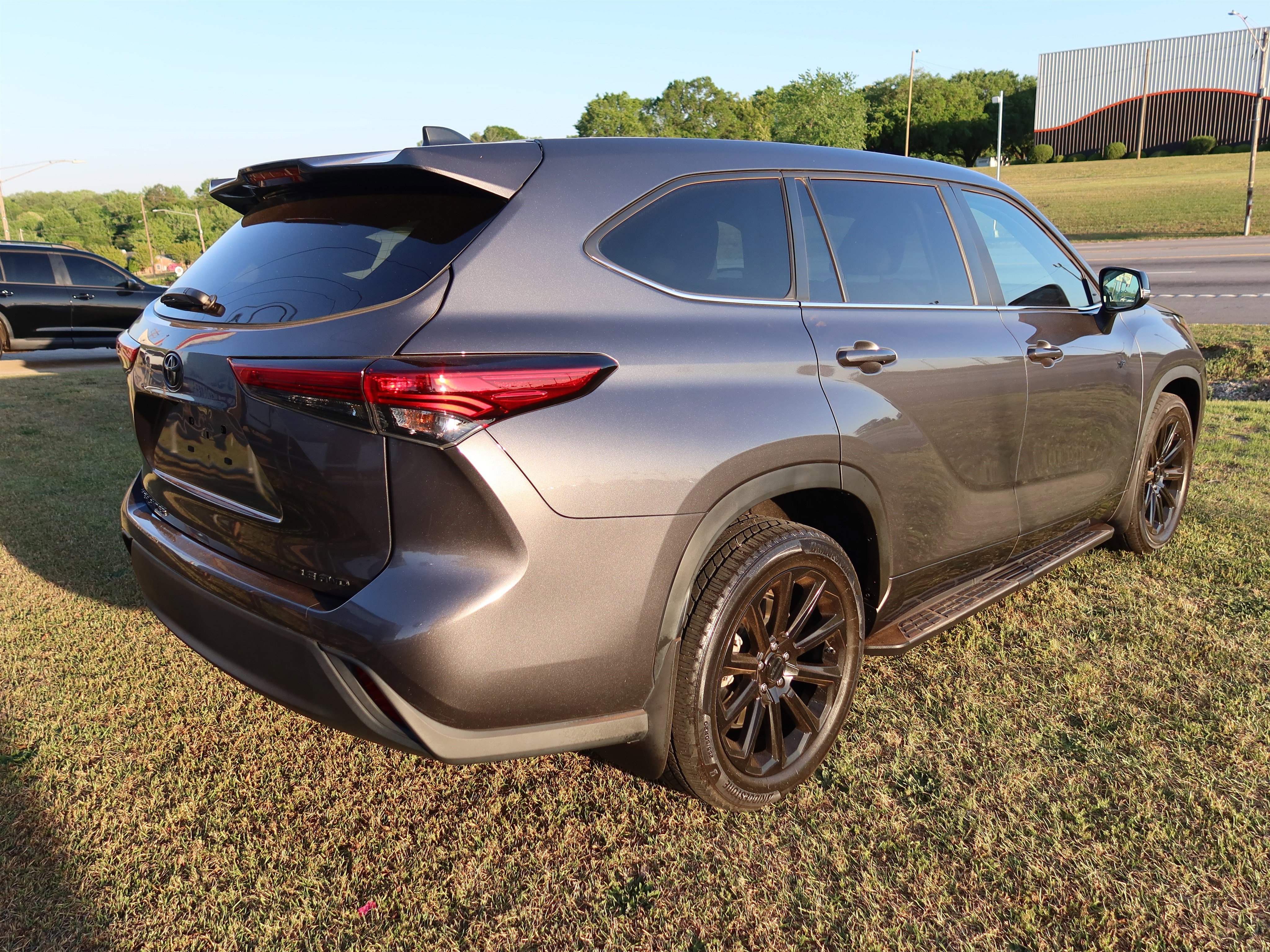 Used 2023 Toyota Highlander LE image 4