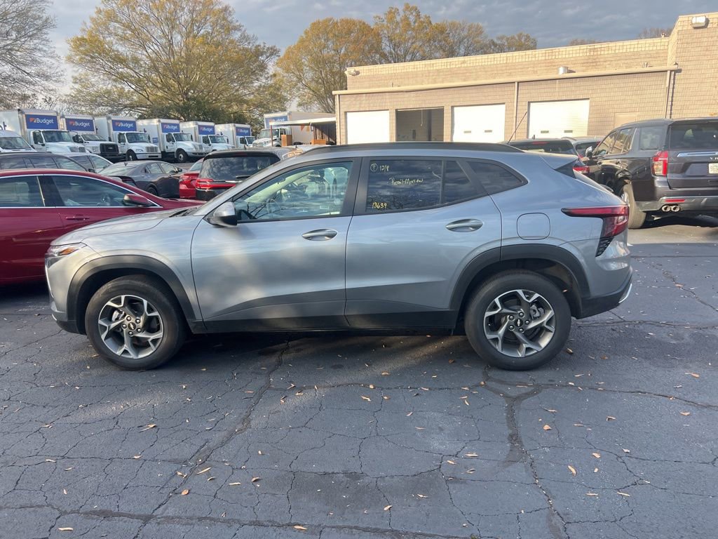 Used 2025 Chevrolet Trax LT w/ LT Convenience Package image 9