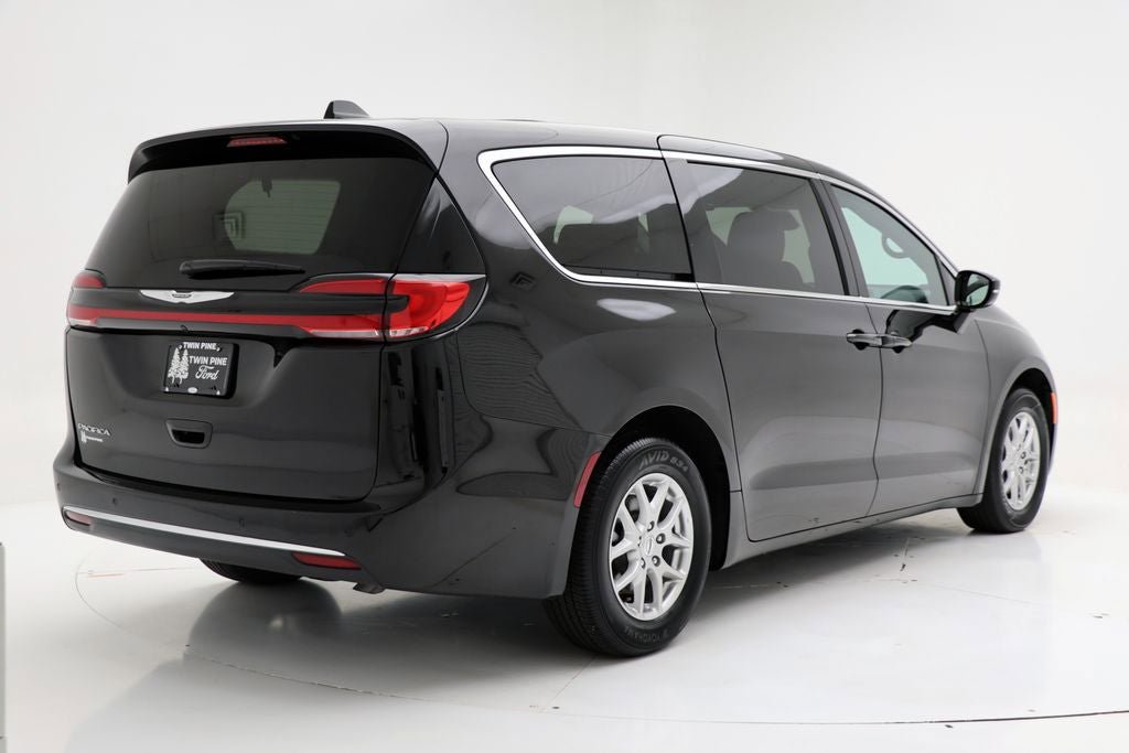 Used 2025 Chrysler Pacifica Select FWD image 8