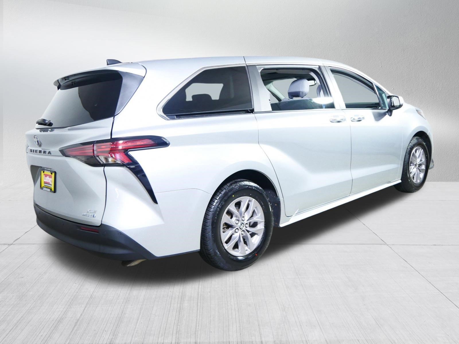 Used 2022 Toyota Sienna XLE FWD image 7