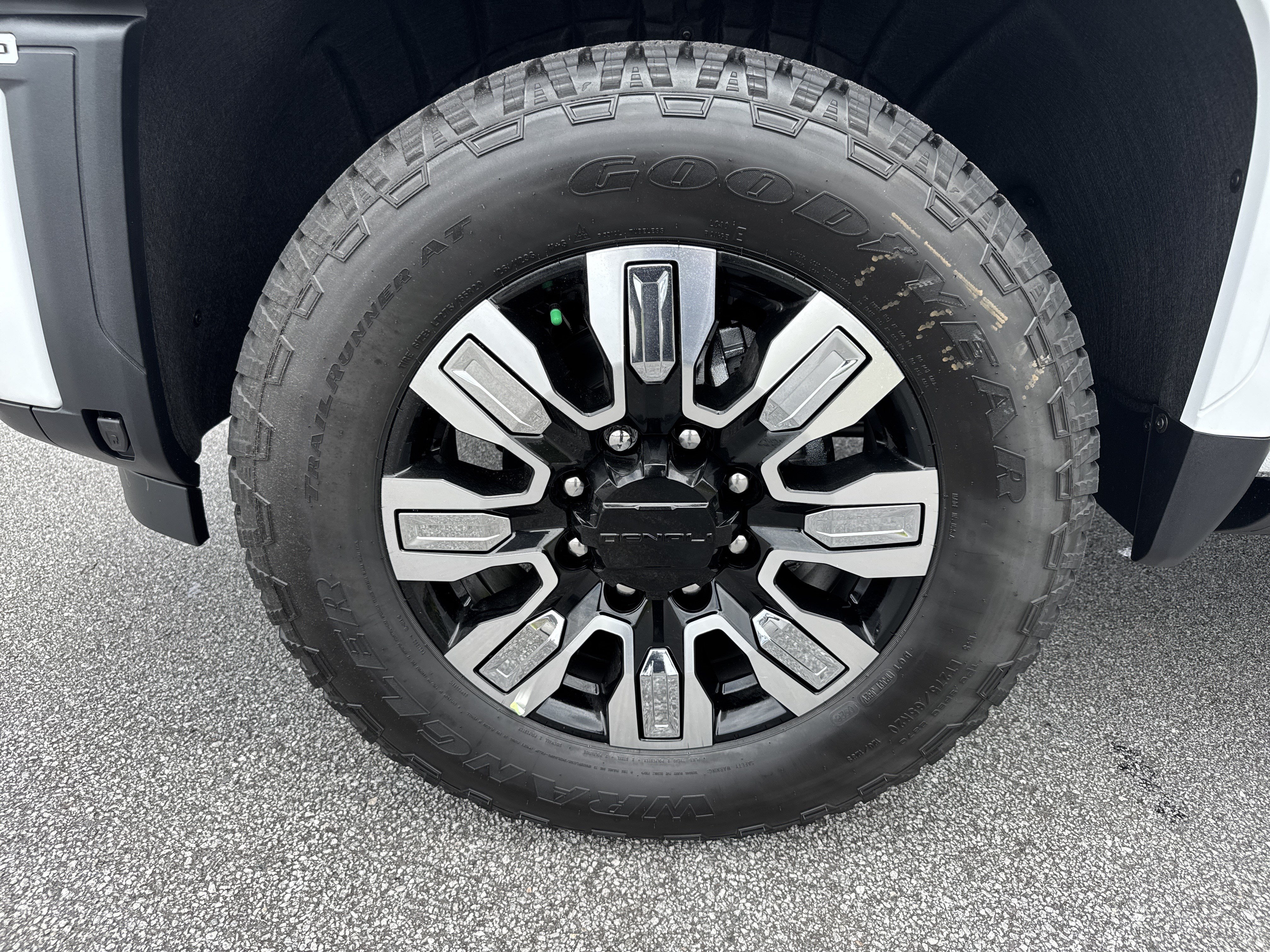 New 2026 GMC Sierra 2500 Denali w/ Denali Reserve Package AWD/4WD image 14