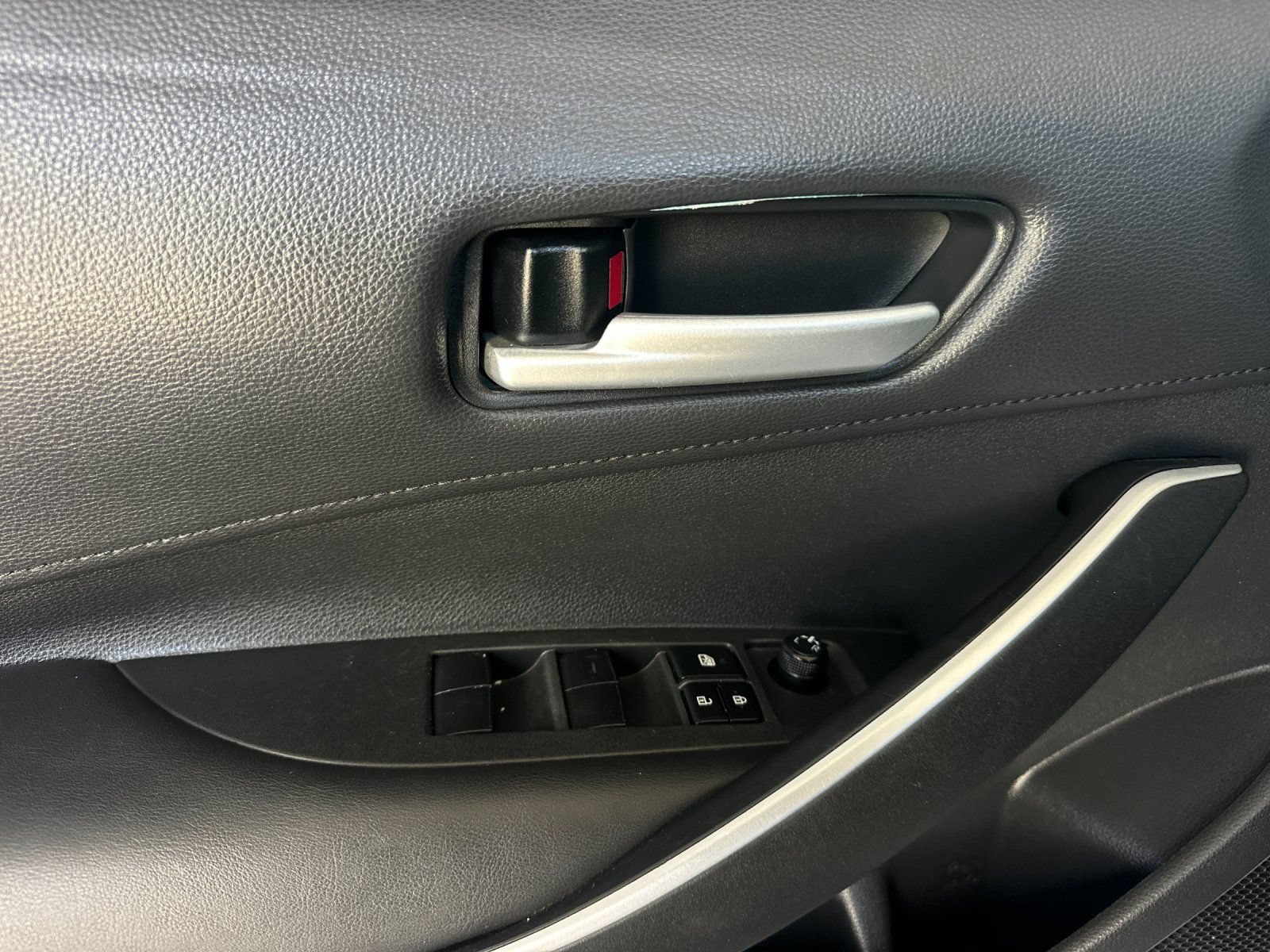 Used 2020 Toyota Corolla SE w/ Carpet Mat Package (TMS) FWD image 10