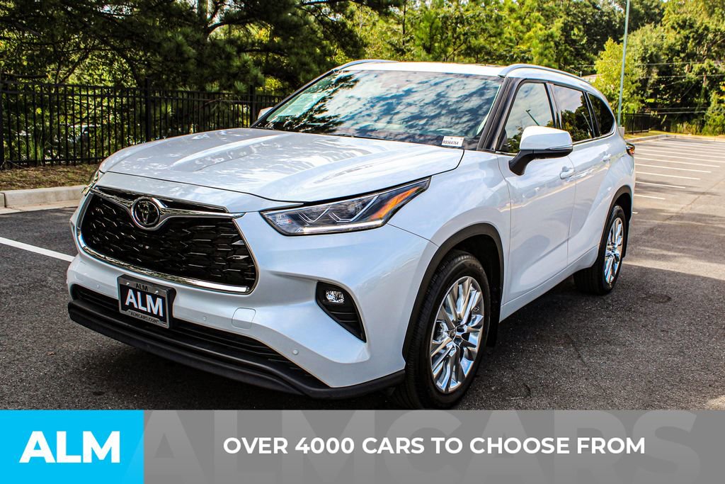 Used 2024 Toyota Highlander Limited image 3