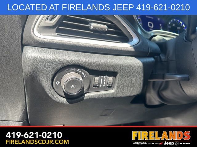 Used 2025 Chrysler Pacifica Select image 17