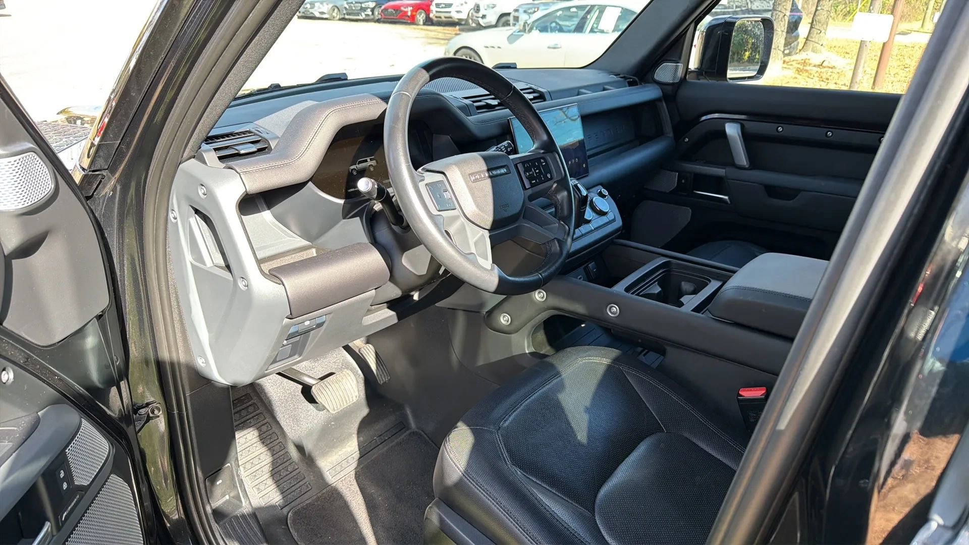 Used 2024 Land Rover Defender 130 X-Dynamic SE image 28