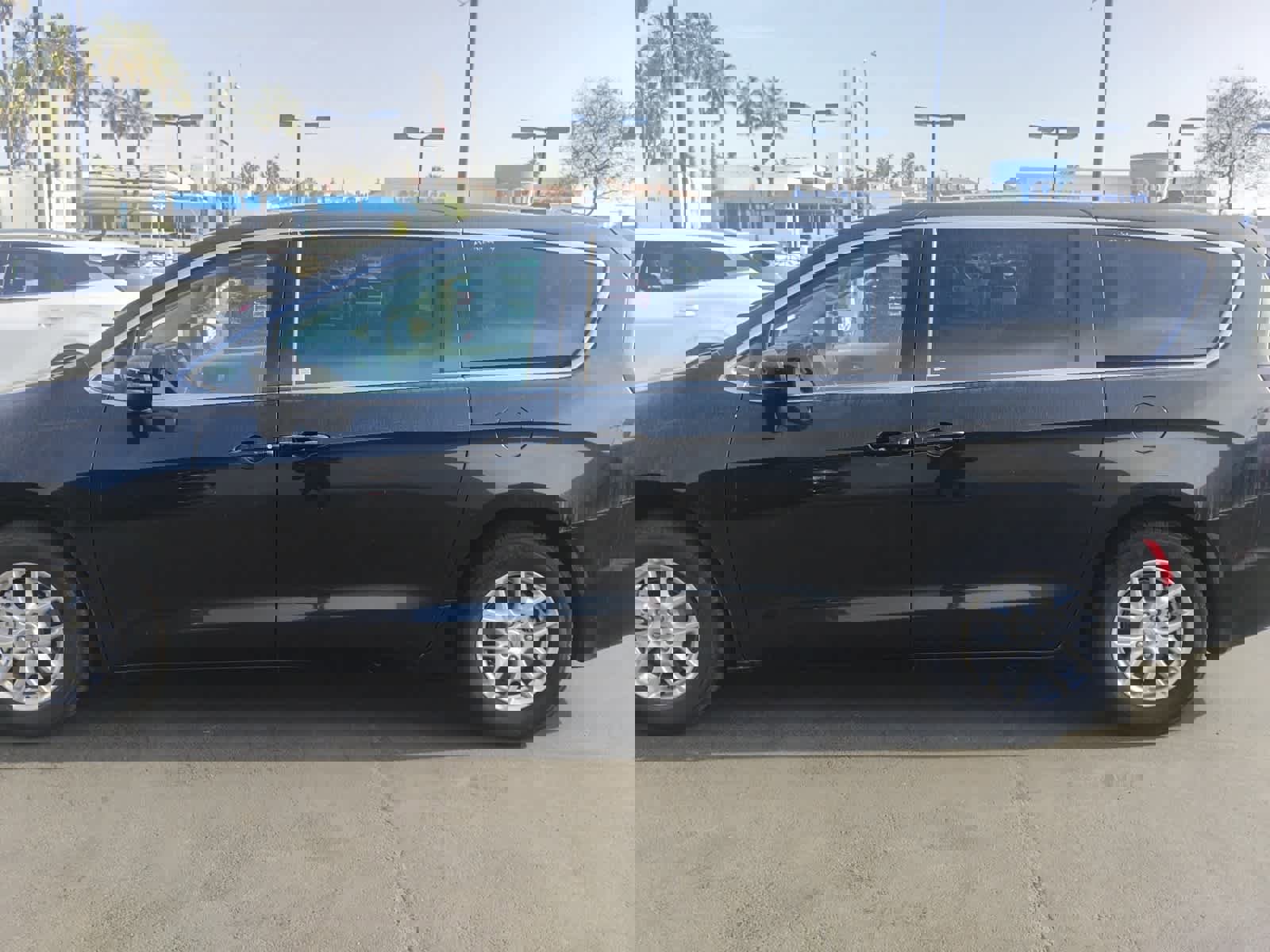 Used 2023 Chrysler Pacifica Touring-L image 2