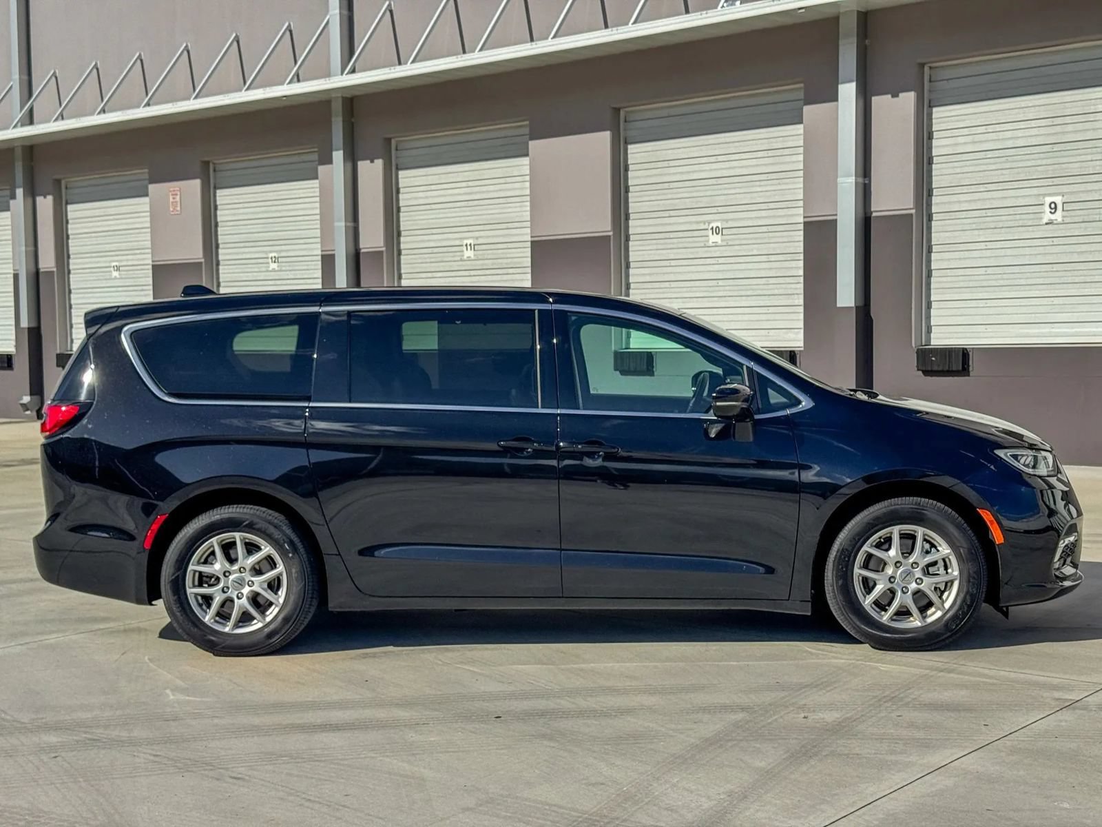 Used 2025 Chrysler Pacifica Select FWD image 2