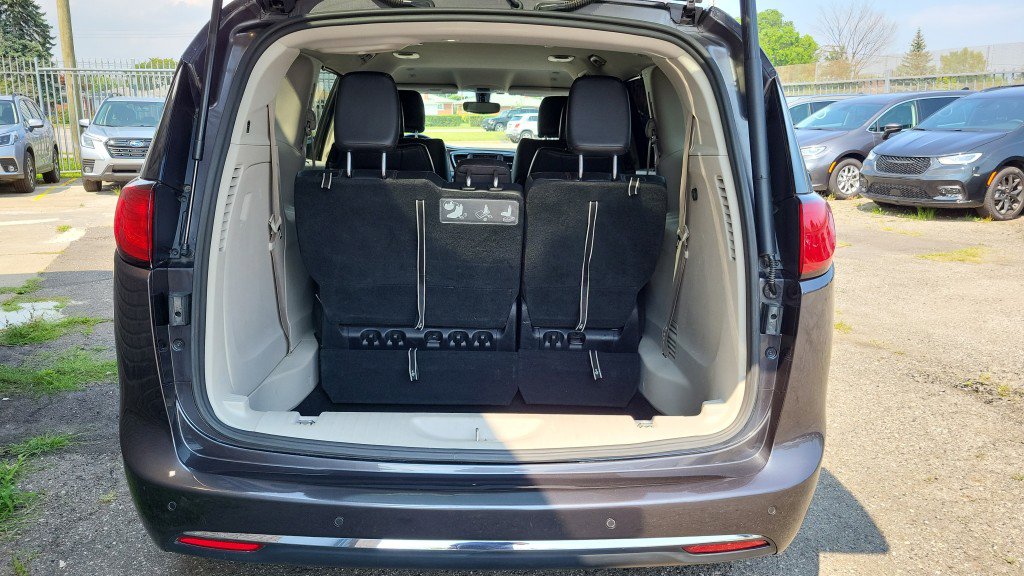 Used 2019 Chrysler Pacifica Touring-L image 11