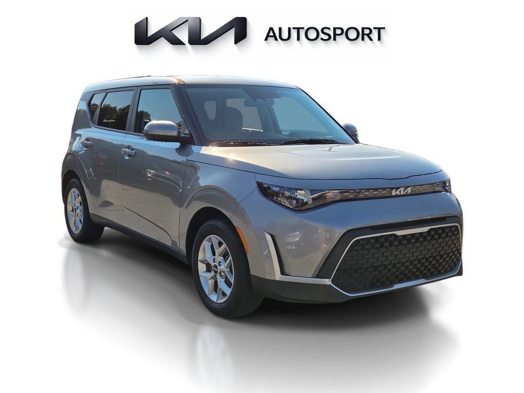 Certified 2025 Kia Soul LX w/ LX Technology Package FWD image 3