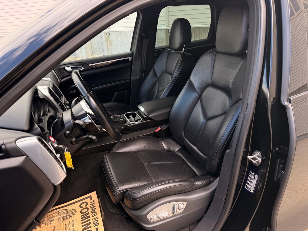 Used 2016 Porsche Cayenne w/ Premium Package AWD/4WD image 12
