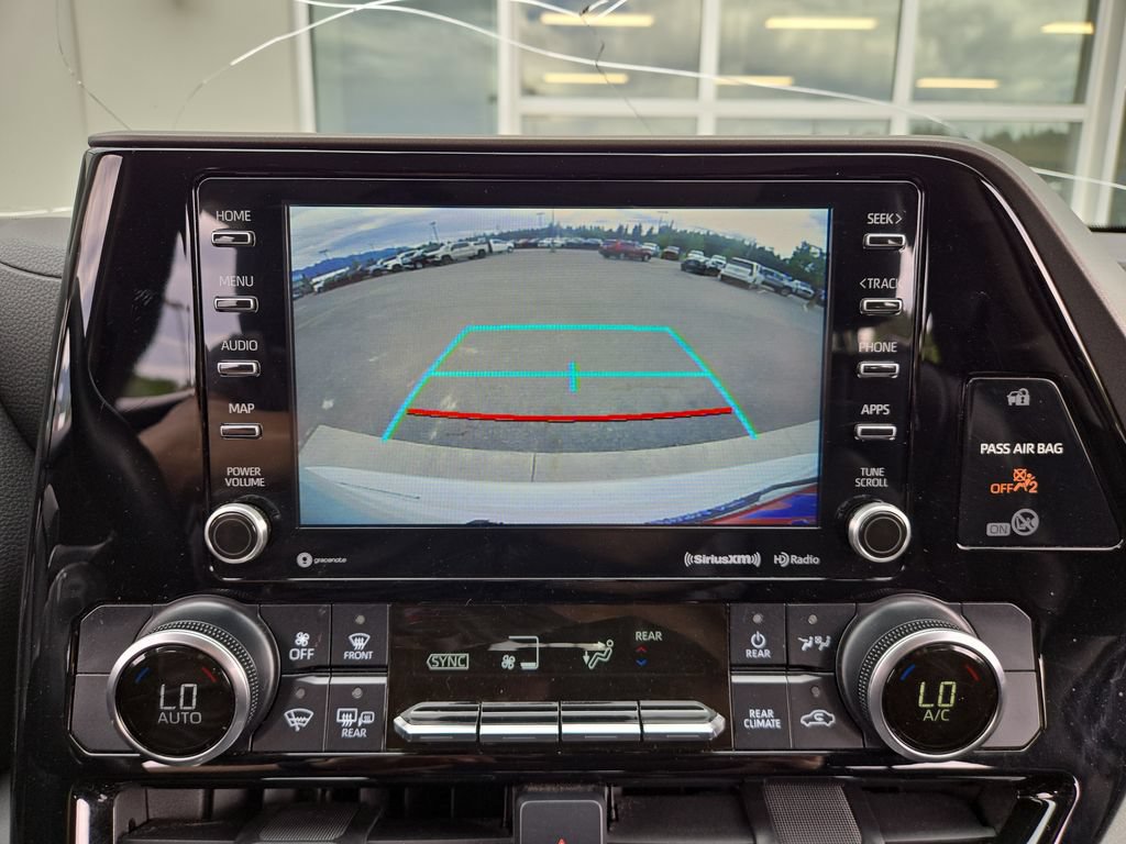 Used 2020 Toyota Highlander LE AWD/4WD image 25