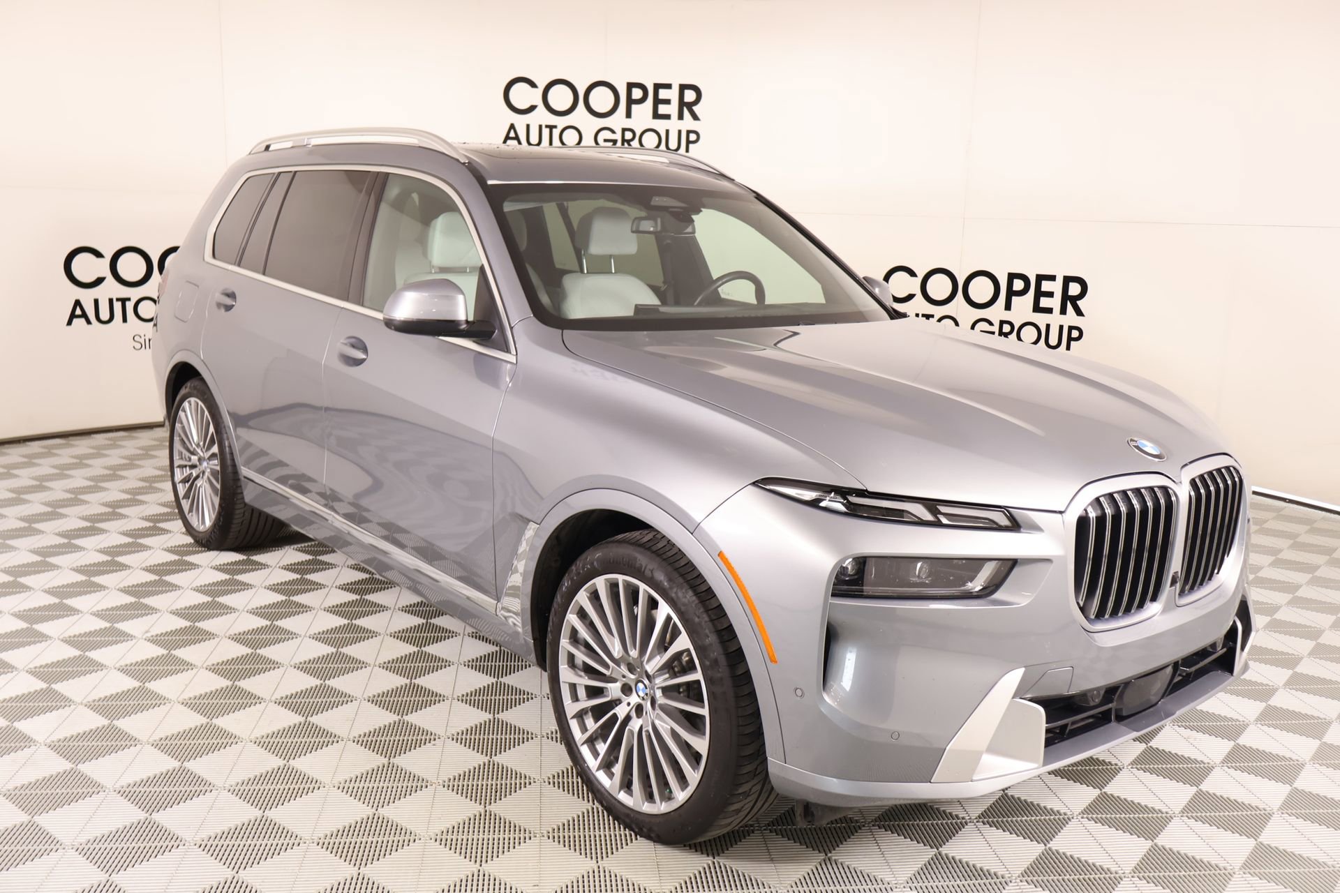 Used 2025 BMW X7 xDrive40i w/ Parking Assistance Package AWD/4WD image 1