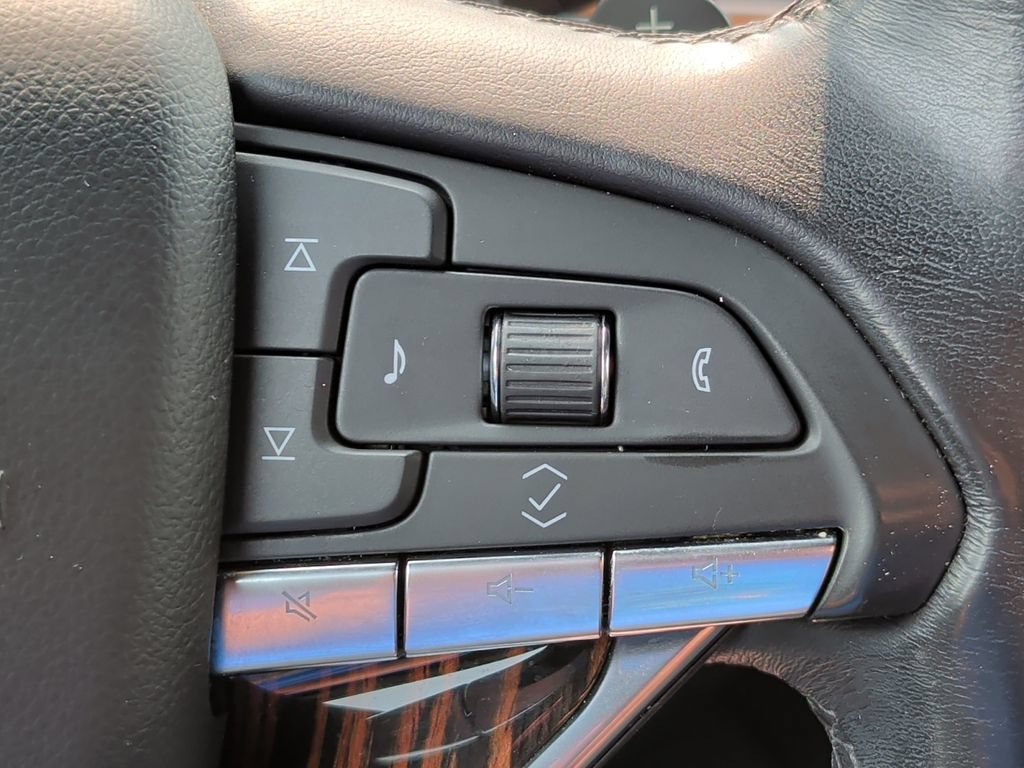 Used 2021 Cadillac Escalade Premium Luxury AWD/4WD image 13