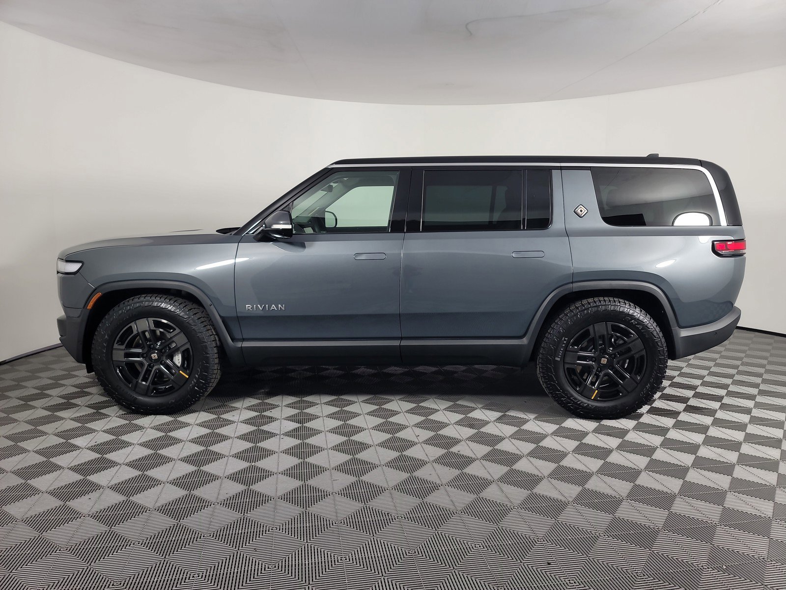 Used 2024 Rivian R1S Adventure AWD/4WD image 2