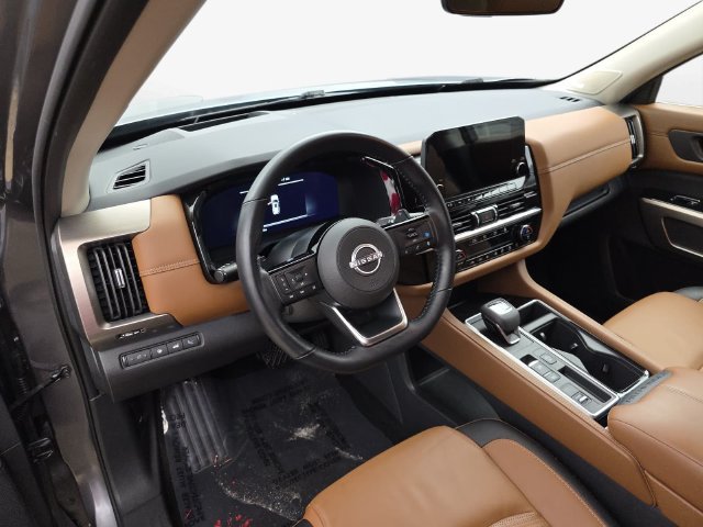 Used 2025 Nissan Pathfinder Platinum FWD image 16