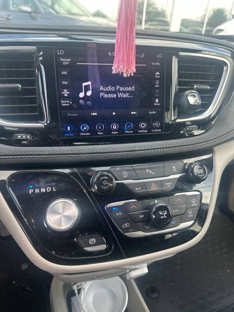 Used 2020 Chrysler Pacifica Limited FWD image 2