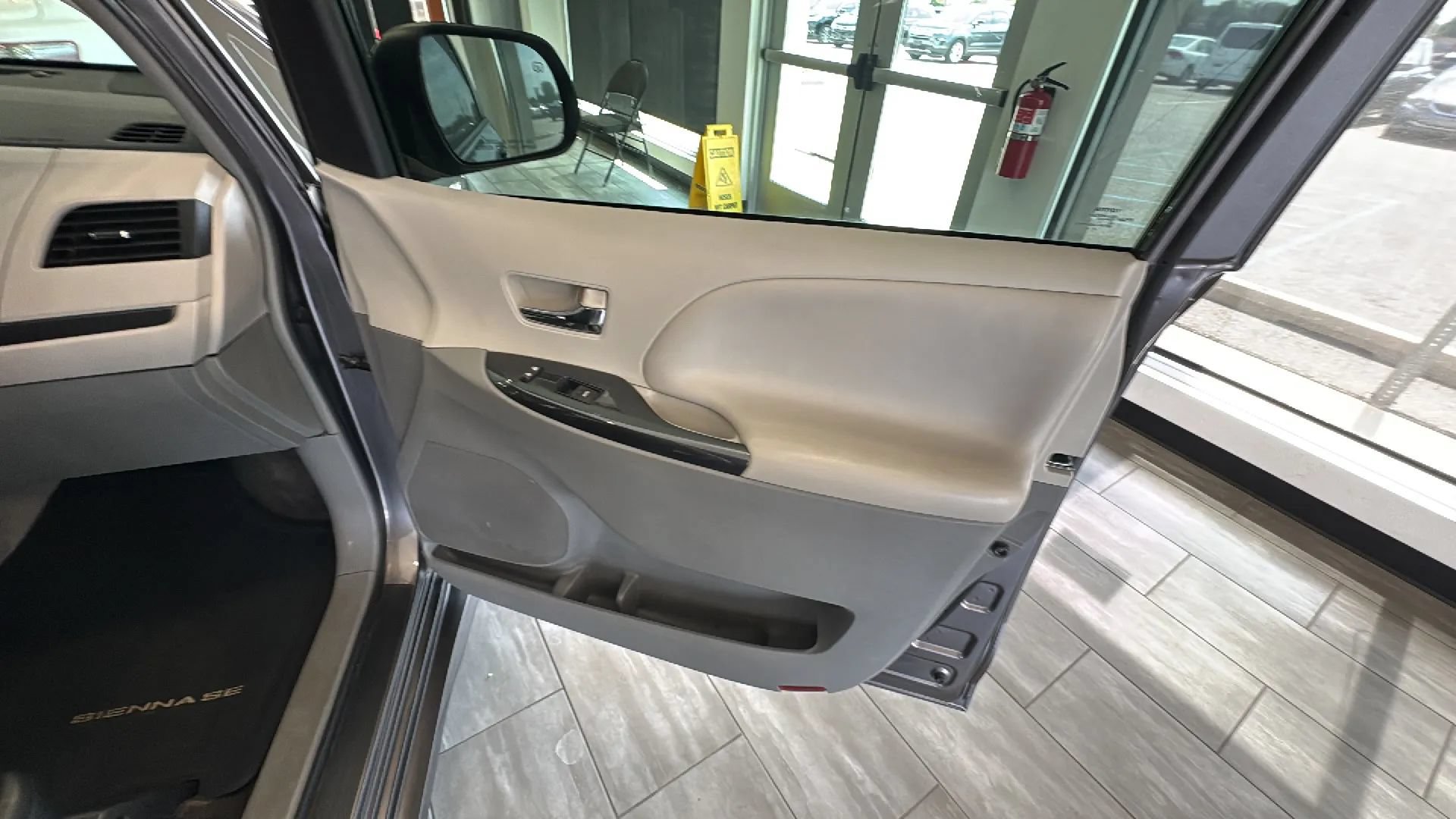 Used 2014 Toyota Sienna SE FWD image 30