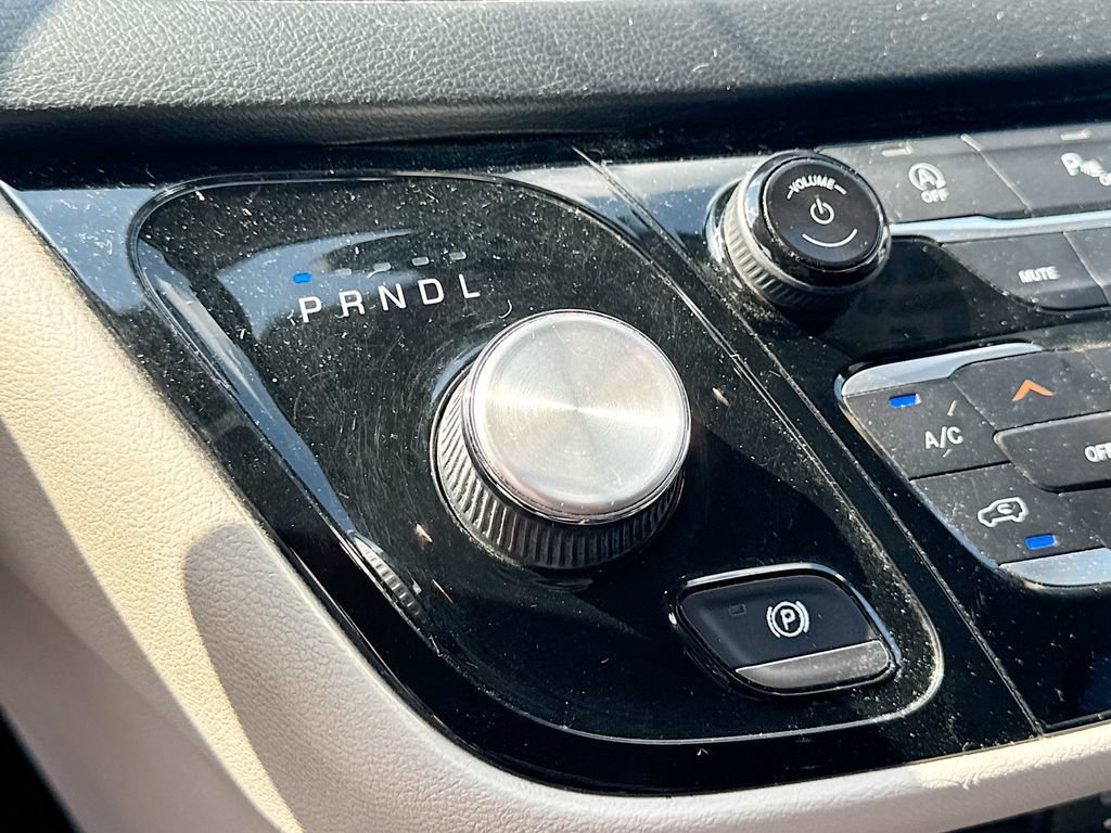 Used 2019 Chrysler Pacifica Touring Plus w/ Tire & Wheel Group FWD image 16