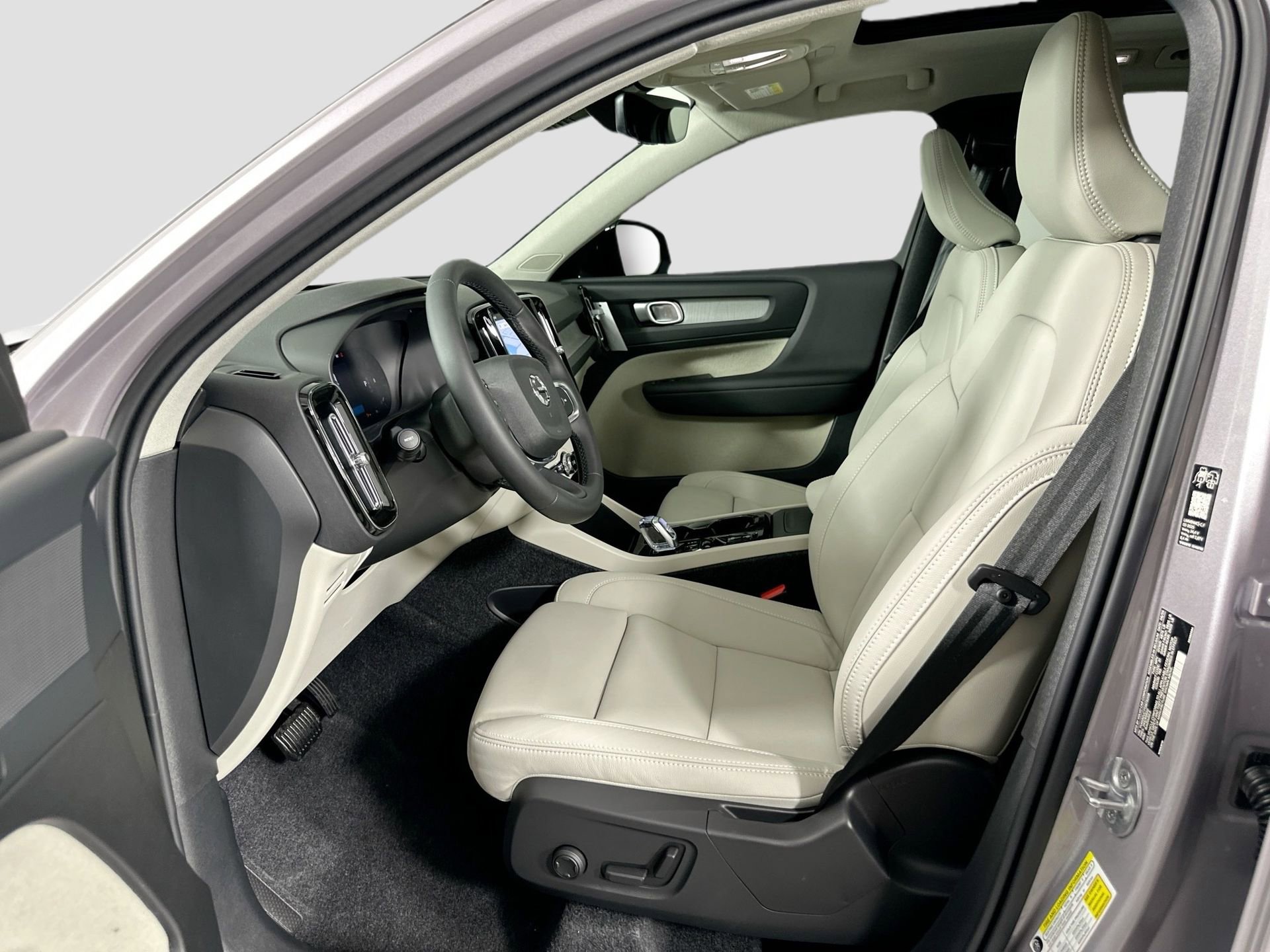 New 2026 Volvo XC40 B4 Plus w/ Protection Package Premier FWD image 22