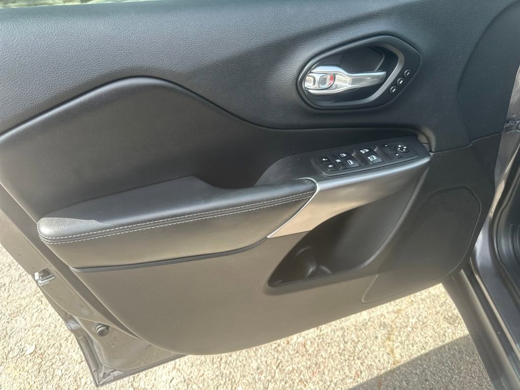 Used 2019 Jeep Cherokee Limited image 7