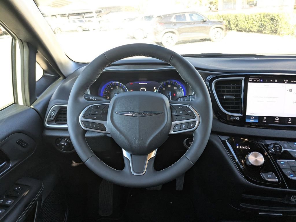 Used 2025 Chrysler Pacifica Select image 27