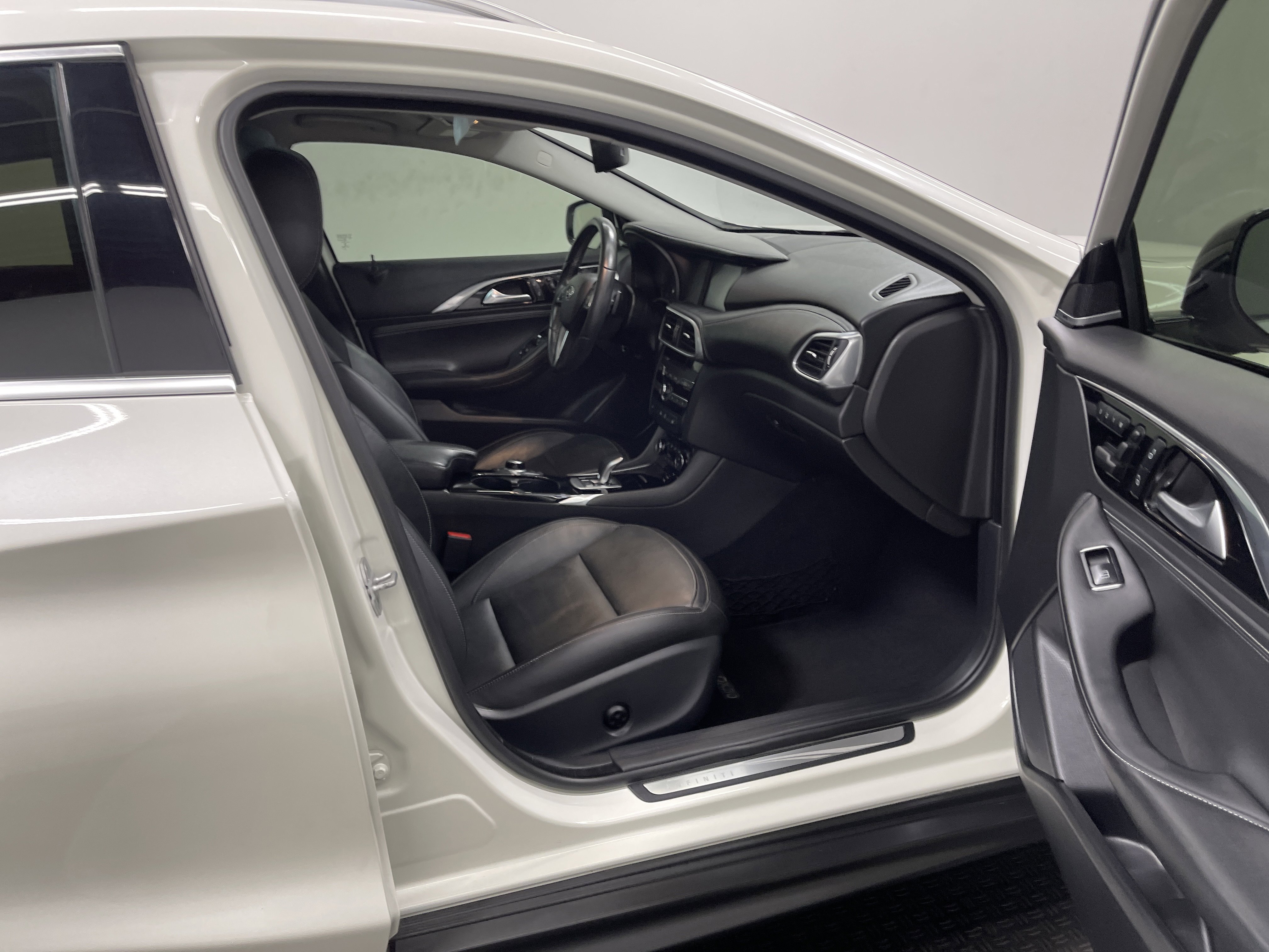 Used 2018 INFINITI QX30 Premium w/ Cargo Package image 26