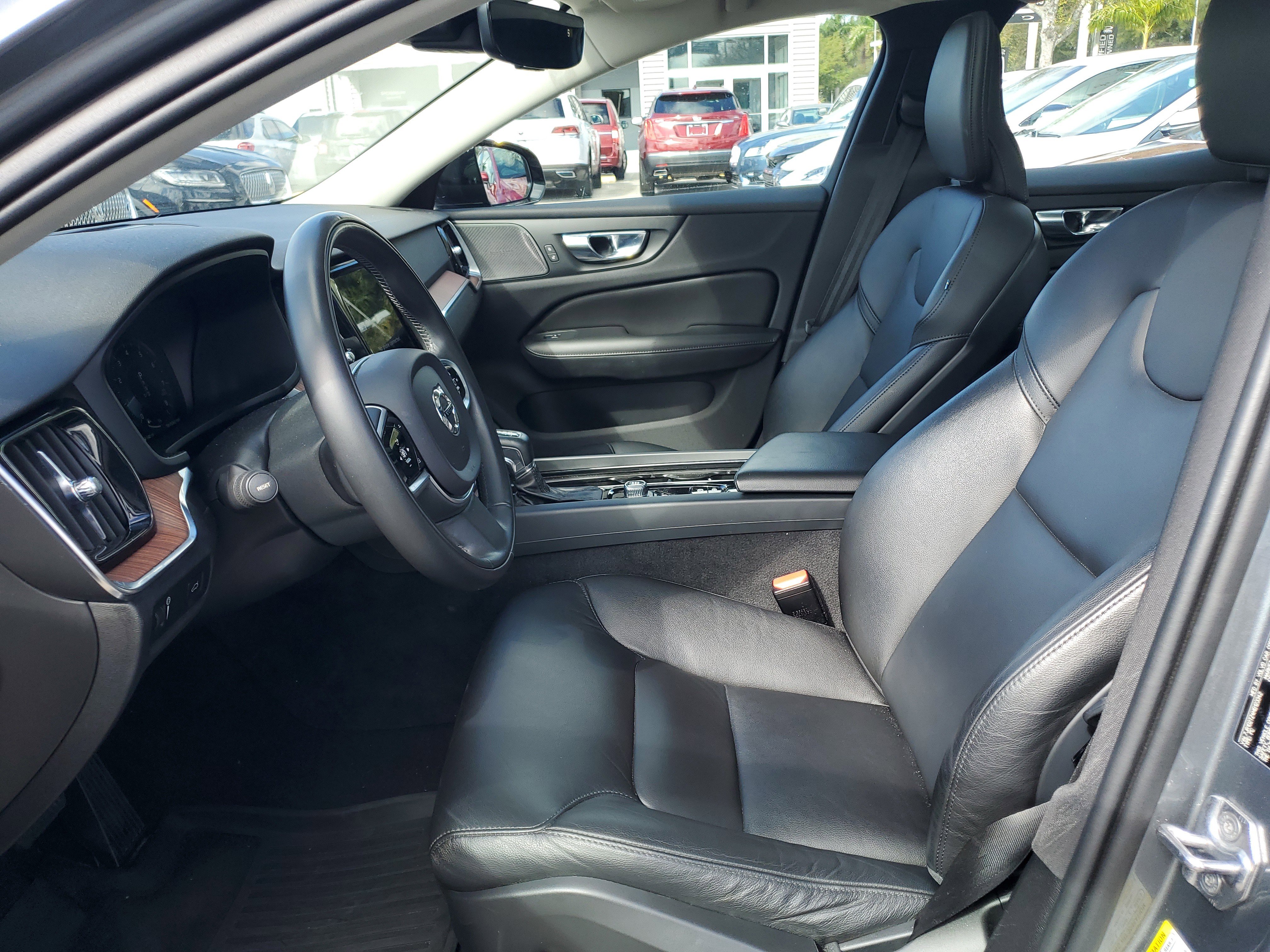 Used 2021 Volvo S60 T5 Momentum w/ Premium Package image 9