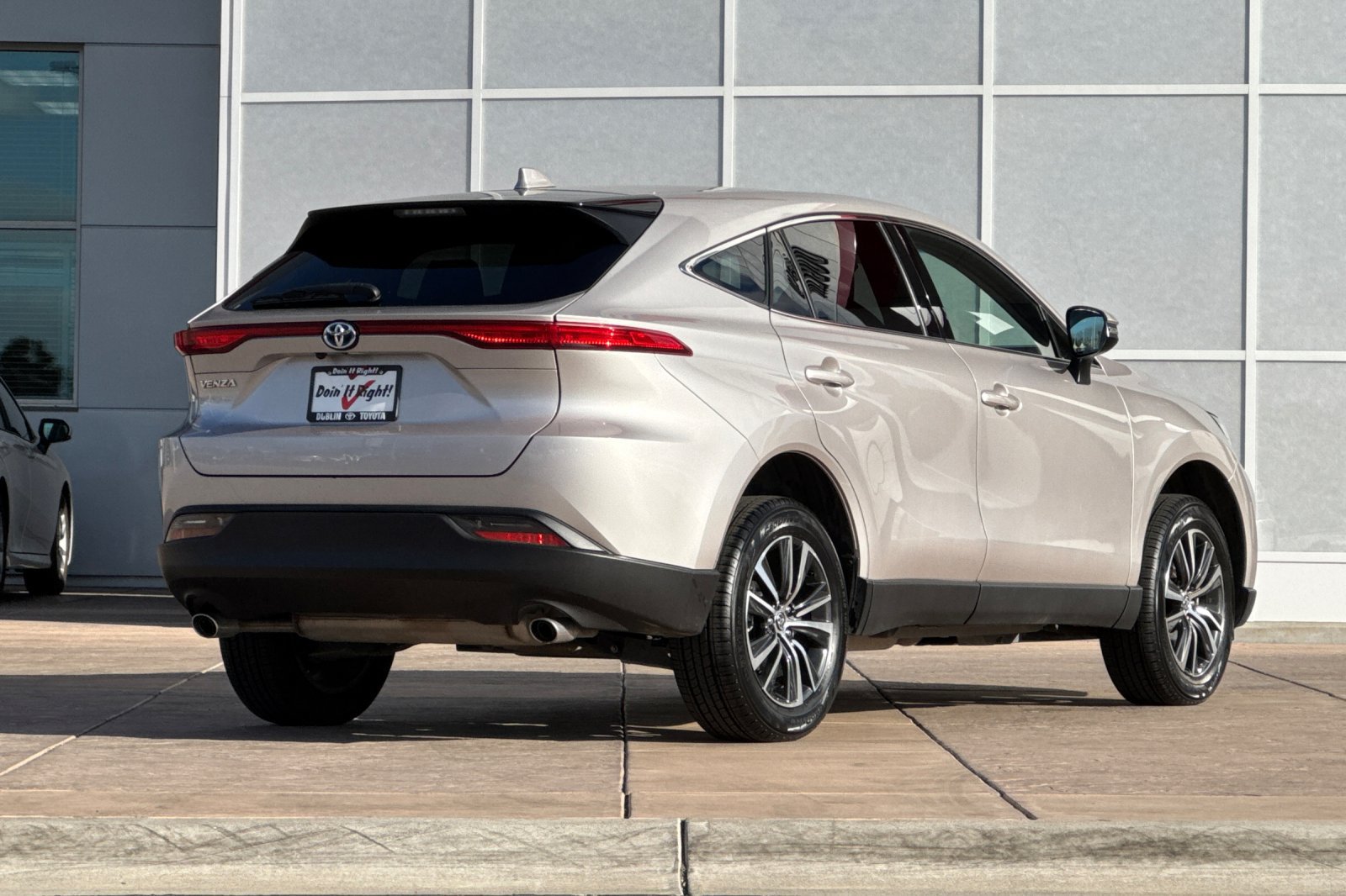 Certified 2024 Toyota Venza LE AWD/4WD image 4