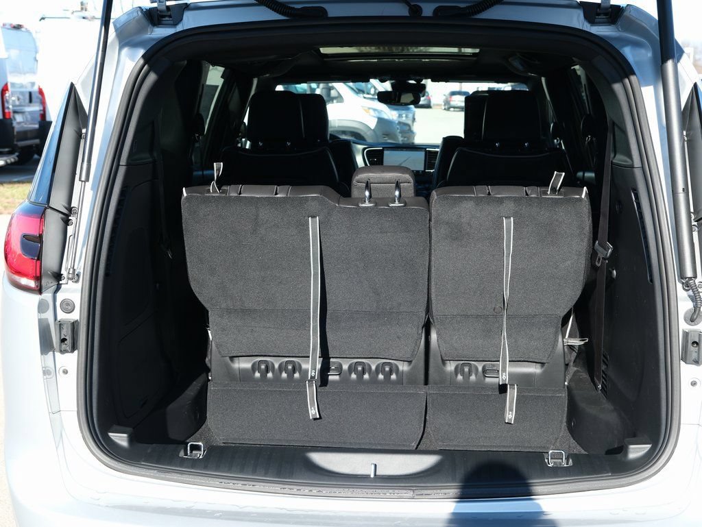 New 2026 Chrysler Pacifica Limited w/ Uconnect Theater Family Group FWD image 39