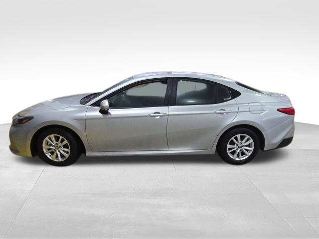 Used 2025 Toyota Camry LE image 3
