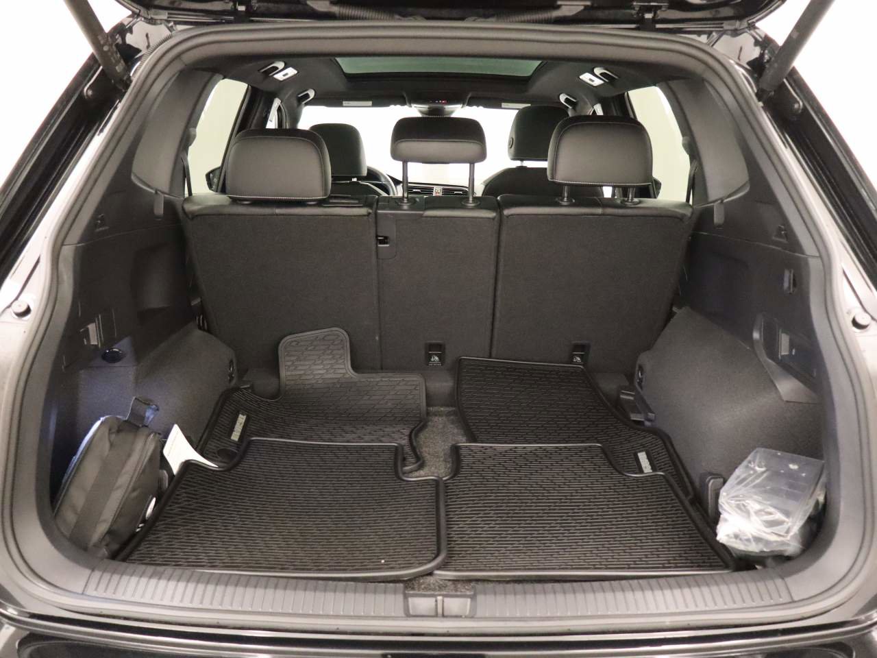 Certified 2024 Volkswagen Tiguan SE R-Line image 21