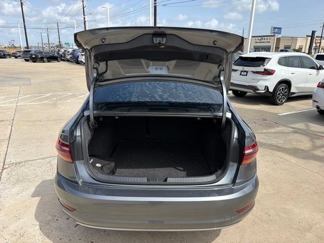 Used 2019 Volkswagen Jetta SE w/ Cold Weather Package FWD image 9