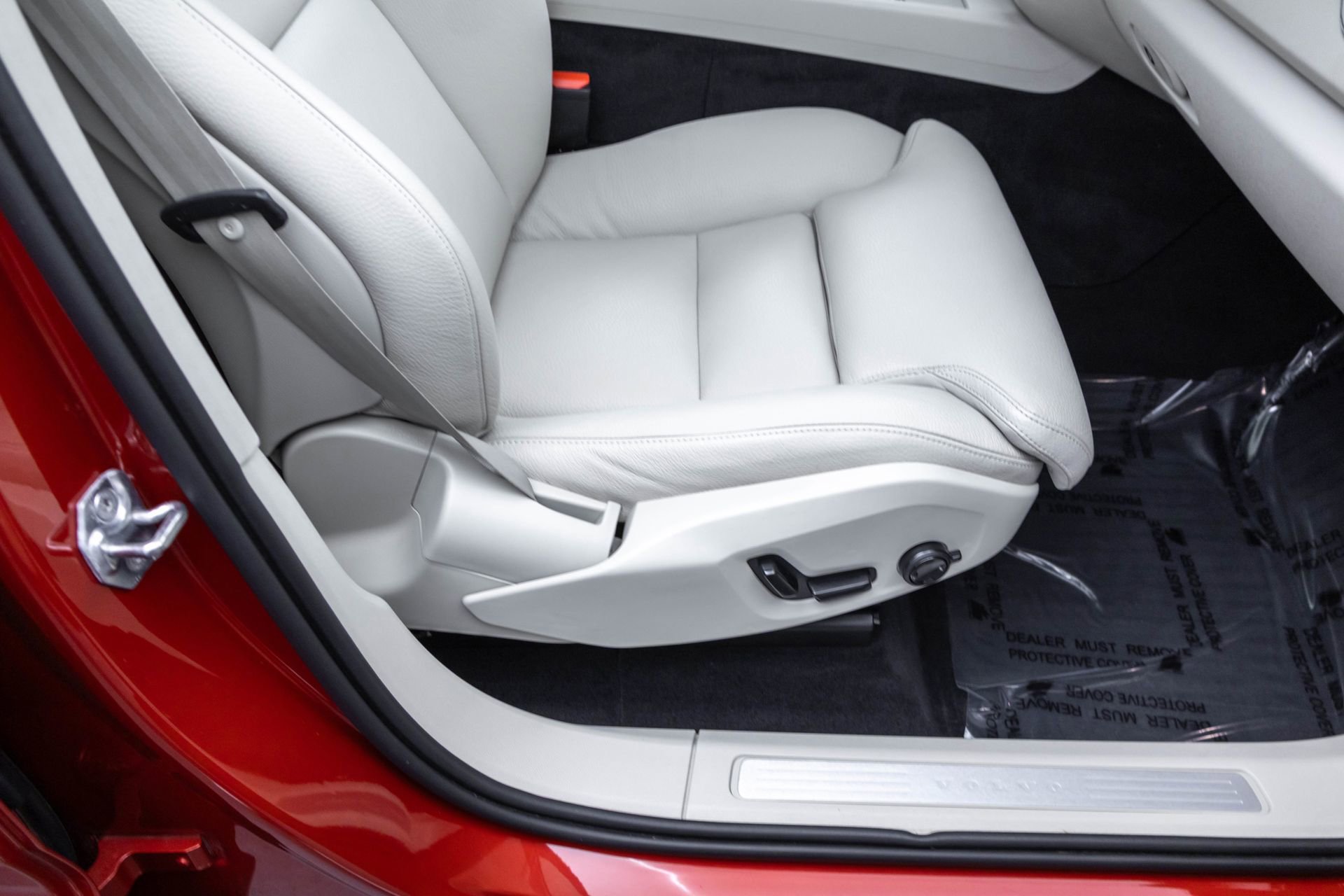 Used 2019 Volvo XC60 T8 Momentum w/ Advanced Package image 41