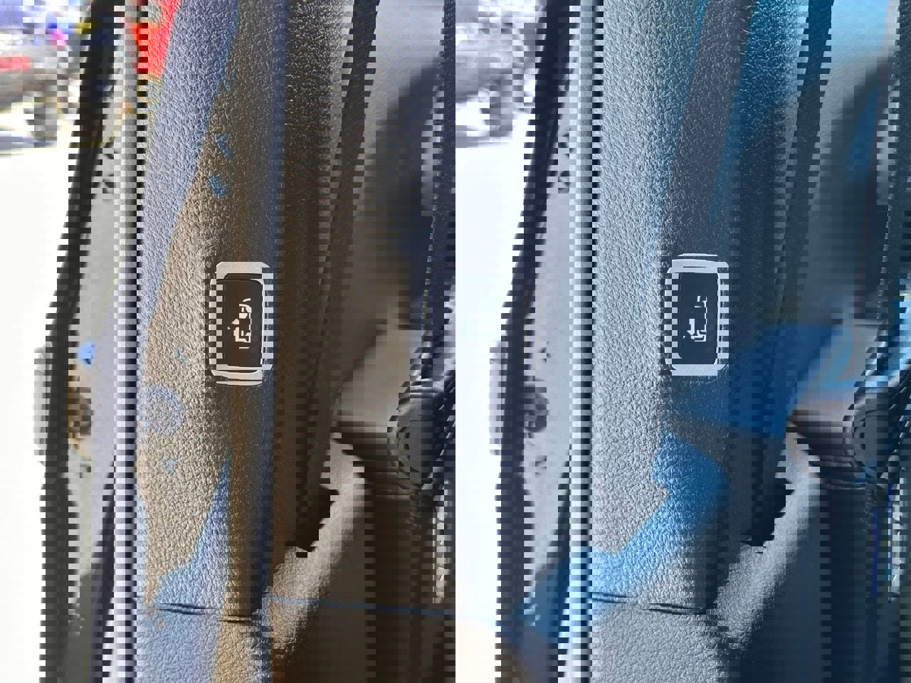 Used 2025 Chrysler Pacifica Limited image 18