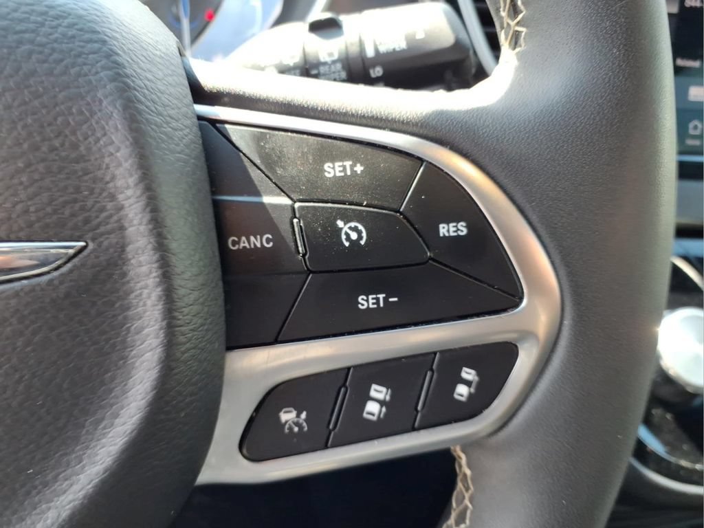 Used 2025 Chrysler Pacifica Select FWD image 20