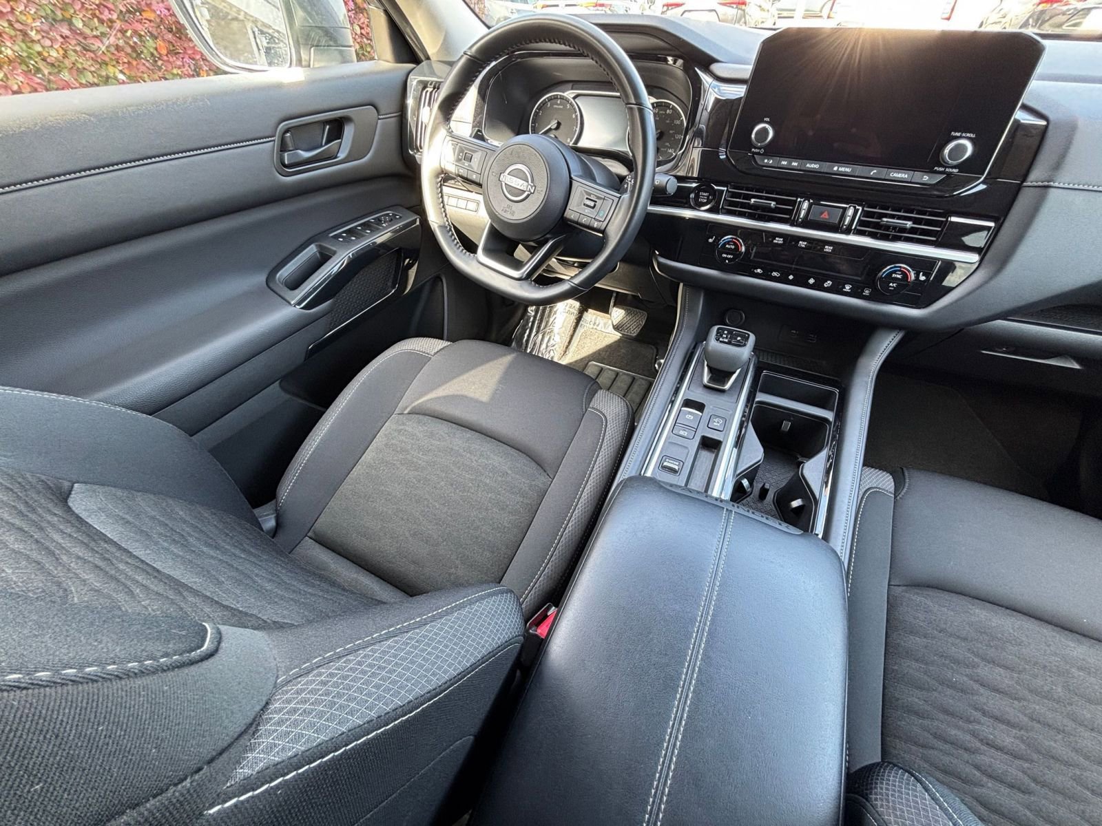Used 2025 Nissan Pathfinder SV image 40