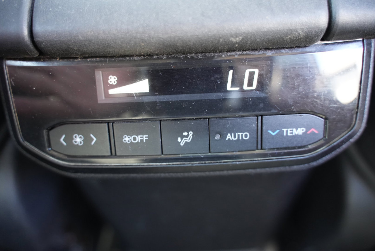 Used 2020 Toyota Highlander XLE image 29