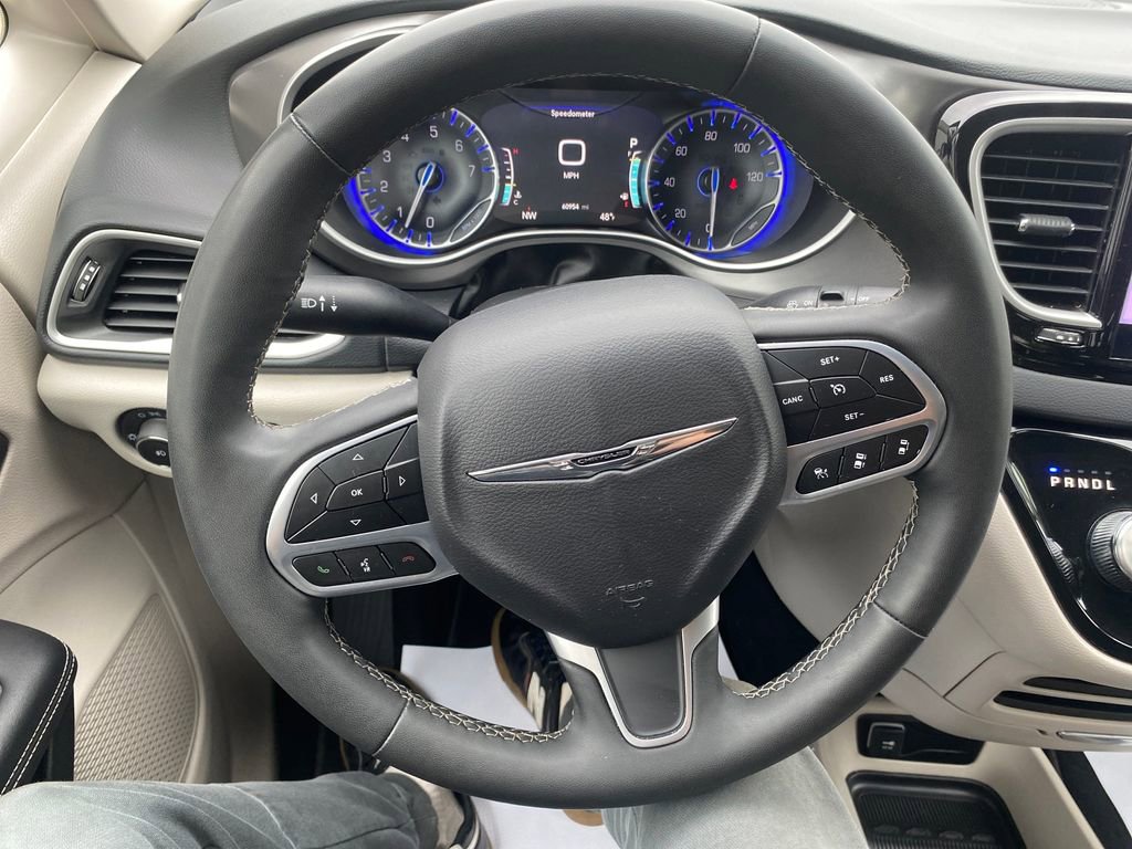Used 2023 Chrysler Pacifica Touring-L FWD image 16