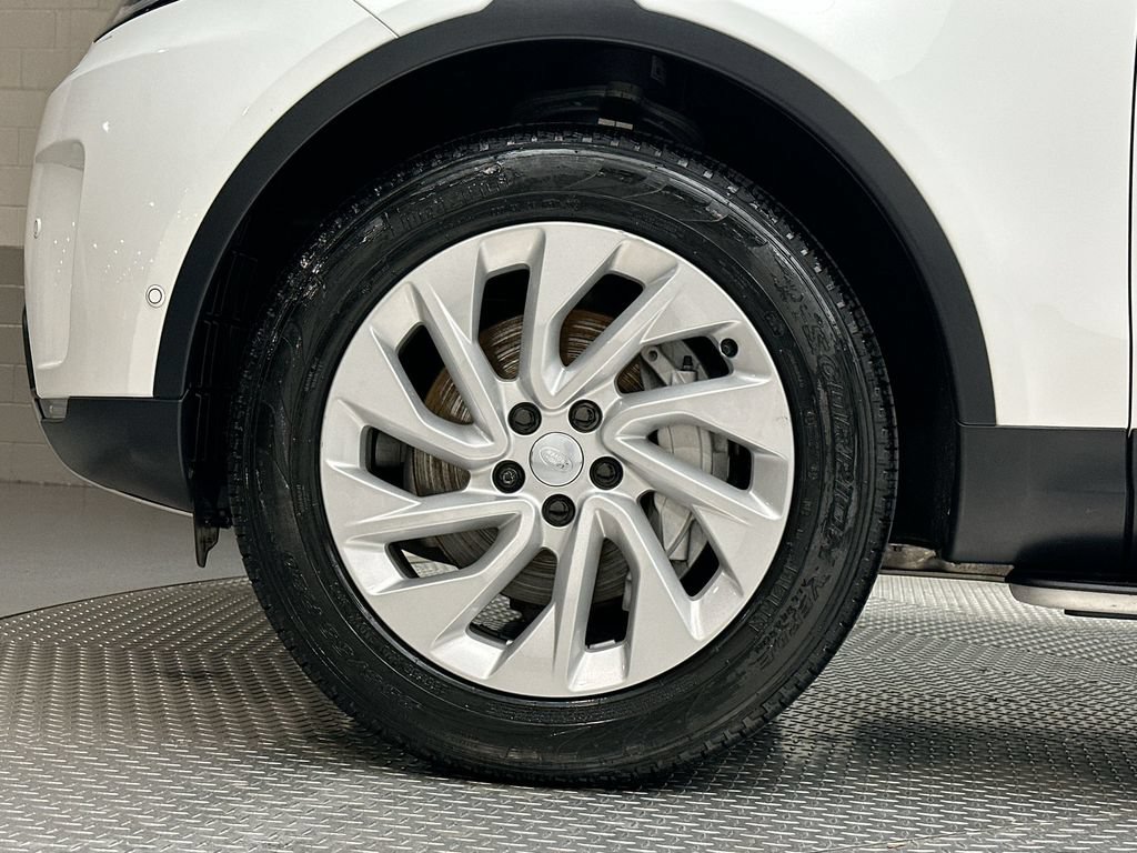 Certified 2025 Land Rover Discovery S AWD/4WD image 17