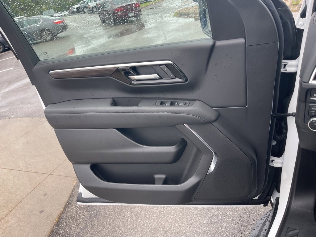 New 2025 Chevrolet Suburban LS image 31