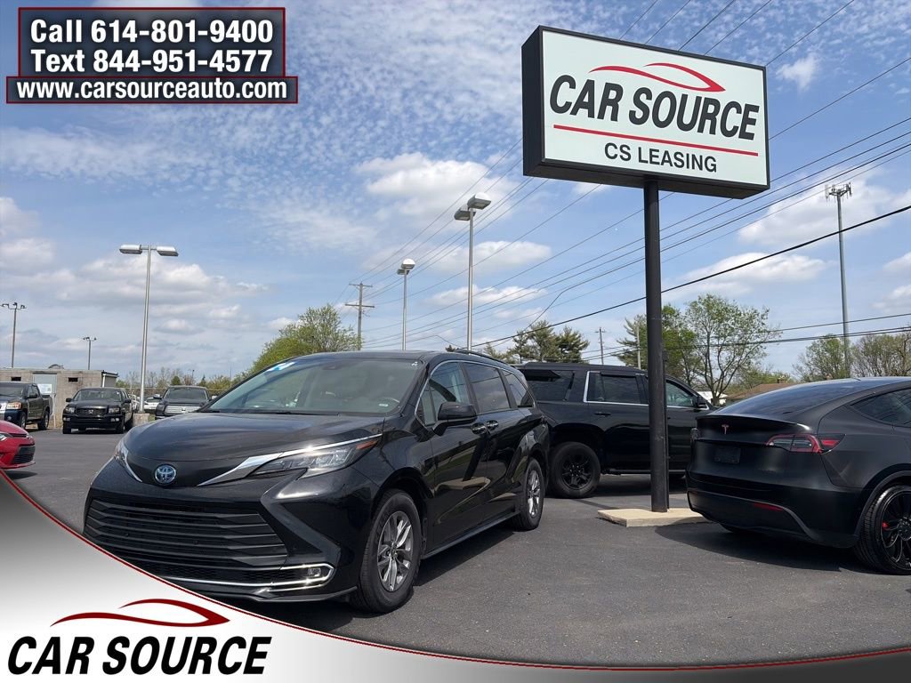 Used 2024 Toyota Sienna XLE FWD image 1