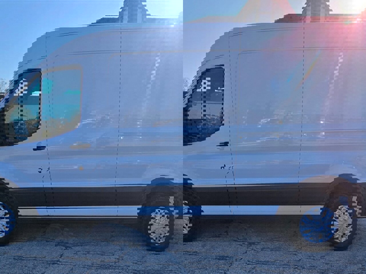 Used 2022 Ford E-Transit Medium Roof image 4