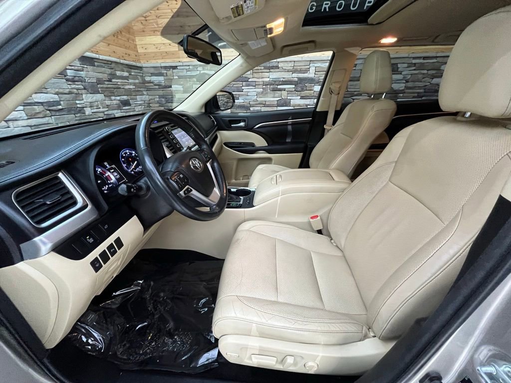 Used 2015 Toyota Highlander Limited AWD/4WD image 31
