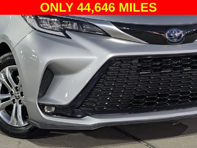 Used 2023 Toyota Sienna XSE w/ XSE Plus Package AWD/4WD image 3
